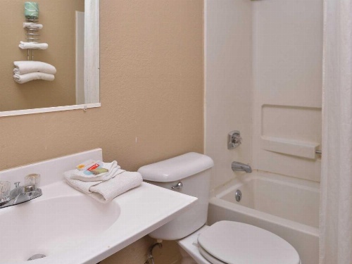 Rodeway Inn Waukegan image 18