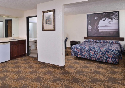 Rodeway Inn Waukegan image 23