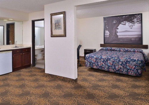 Rodeway Inn Waukegan image 4