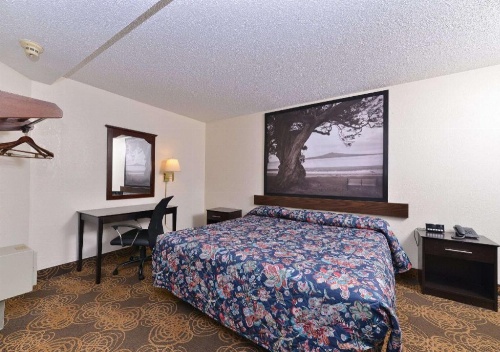 Rodeway Inn Waukegan image 5